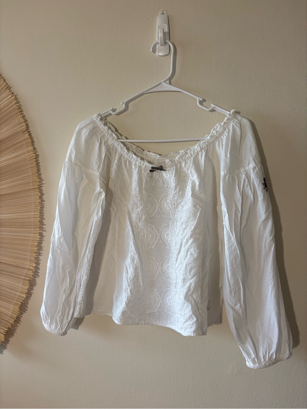 ODD MOLLY White Women's Off-Shoulder Embroidered Peasant Top